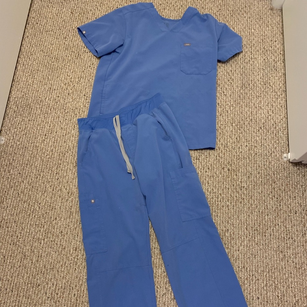 Figs Chisec Three Pocket Scrub Top with Axim Cargo Scrub Pants SET
